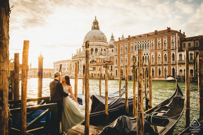 Un couple avant le mariage tourne dans les bateaux de Venise Un couple avant le mariage tourne dans les bateaux de Venise