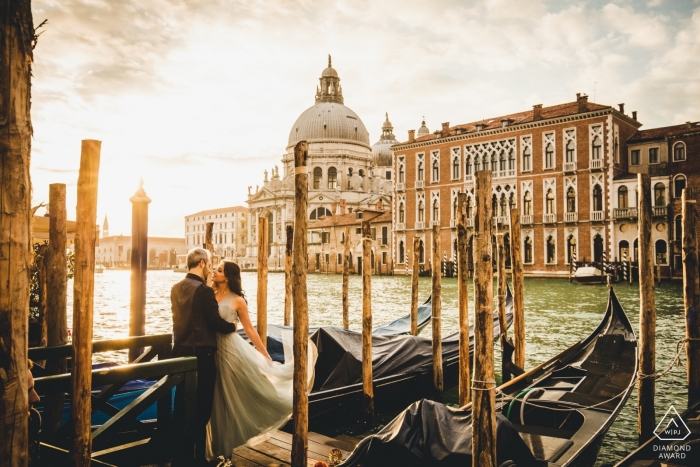 Un couple avant le mariage tourne dans les bateaux de Venise