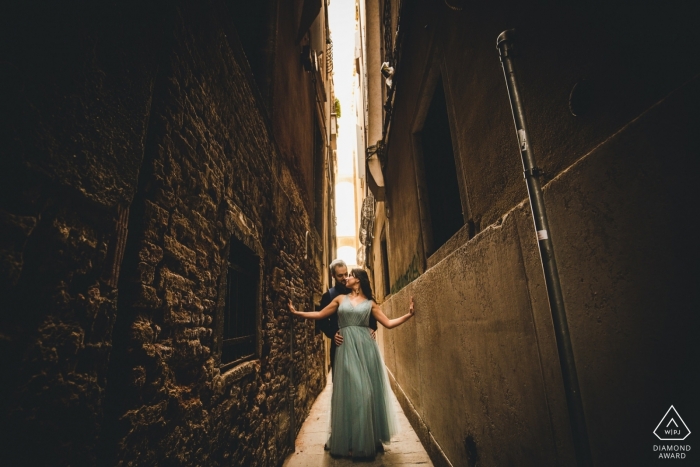 Photo by: <a href="https://www.wpja.com/photos/diamond-award-top-wedding-engagement-photographer/2554541">Carlo Bettuolo - Venezia Venezia Pre-wedding portraits in the narrow streets of Italy