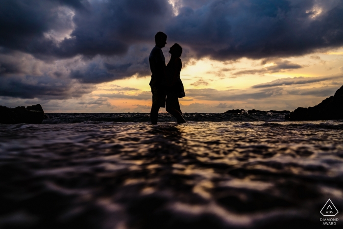 Downtown, Puerto Vallarta, México - casal posando para retratos durante o pôr do sol.