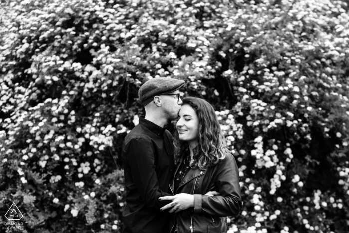 Foto de: <a href="https://www.wpja.com/photos/diamond-award-top-wedding-engagement-photographer/2554632"> Lucille Gaumard - Metz Mamer, fotógrafo de compromiso de Luxemburgo: el hombre besa a su novia en la frente