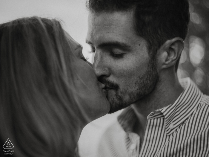 Wolfeboro, NH Engagement Photographer: Ritratto stretto e in bianco e nero di un bacio di coppia