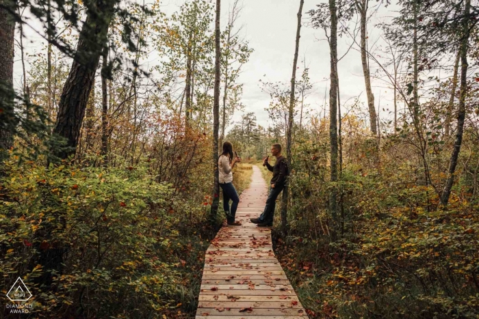 Foto: <a href="https://www.wpja.com/photos/diamond-award-top-wedding-engagement-photographer/2554674"> Corey Butler - South Portland Maine Sunset Saco, ME Beer Engagement - Porträt-Session zum Wandern und Radfahren auf der Promenade
