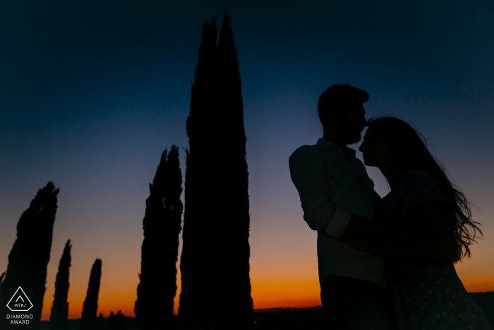 Toscane, Val d'Orcia Session de portrait avec couple engagé - Silhouette parmi les cyprès toscans