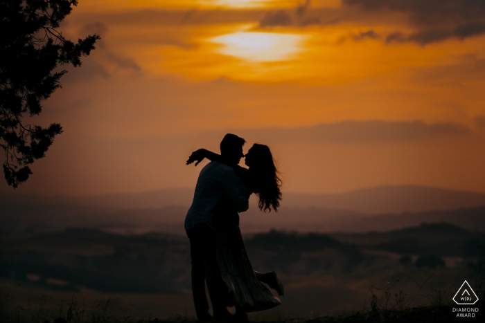 Toskana, eine romantische Umarmung bei Sonnenuntergang in Siena während eines Verlobungsporträtshootings