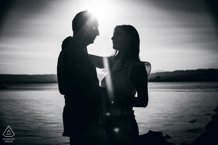 Foto di: <a href="https://www.wpja.com/photos/diamond-award-top-wedding-engagement-photographer/2555923"> Zsofia Rebicek - Orvieto Terni Ritratti delle coppie di tramonto di Bolsena Italia in bianco e nero