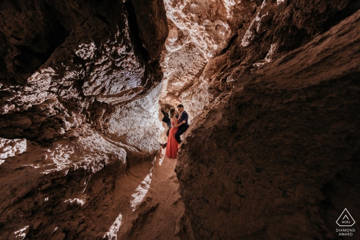 Portrait de couple dans une grotte du désert d'Atacama Portrait de couple dans une grotte du désert d'Atacama