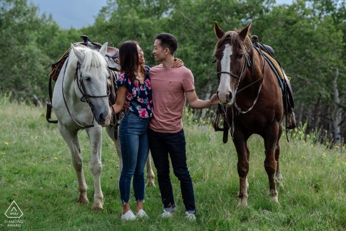 Parque Nacional Jasper, AB, Fotografía de compromiso de Canadá | Una pareja con amor por los caballos.