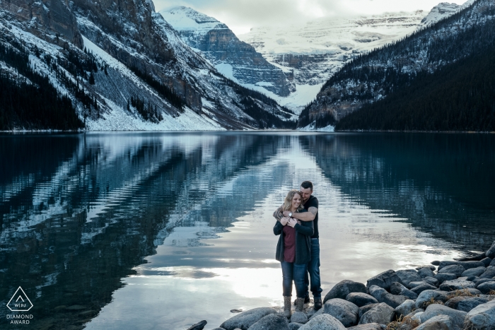 Lake Louise, Park Narodowy Banff, AB, Kanada | Para młoda i odbicie podczas przedślubnej sesji zdjęciowej..