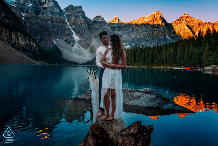 Foto: <a href="https://www.wpja.com/photos/diamond-award-top-wedding-engagement-photographer/2556070"> Dorota Karpowicz - Edmonton Alberta Moraine Lake, Banff Nationalpark, AB, Kanada Verlobungsfotograf: Sunrise und das verliebte Paar.
