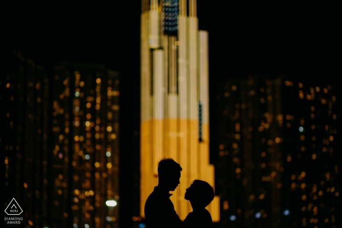 Foto von: <a href="https://www.wpja.com/photos/diamond-award-top-wedding-engagement-photographer/2556095"> Jacob Gordon - Perth Western Australia Ho Chi Minh City Verlobungsfotosession in der Nacht in der Stadt.