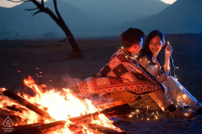 Mont Bromo, Indonésie Portraits de pré-mariage | Feu de camp pour le couple