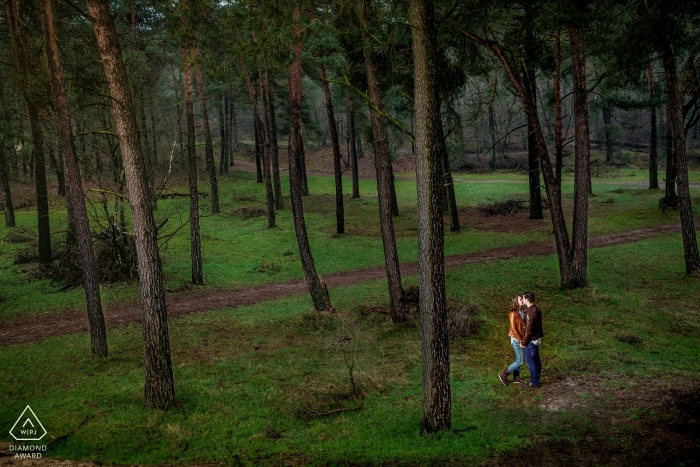 Drunense Duinen Holland séance photo de fiançailles avec un couple amoureux dans une forêt Séance photo de fiançailles avec Drunense Duinen Holland | Couple amoureux dans une forêt
