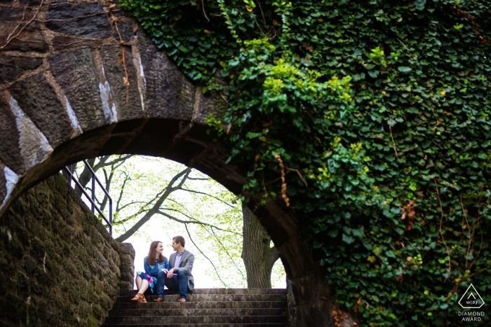 Foto: <a href="https://www.wpja.com/photos/diamond-award-top-wedding-engagement-photographer/2556675"> Michelle Arlotta - Milford, New Jersey Fort Tyron Park, New York City Verlobungssitzung unter dem Efeubogen
