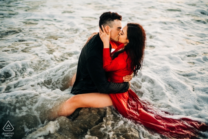 Newport Beach Verlobungsfotograf | Kuss im Wasser, Paar während der Fotosession