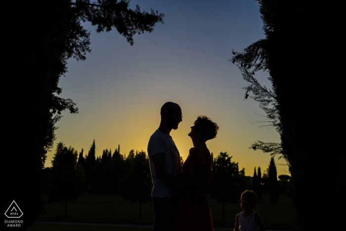 Foto de: <a href="https://www.wpja.com/photos/diamond-award-top-wedding-engagement-photographer/2556930"> Simone Bacci - Arezzo Arezzo Arezzo Couple Portraits - novios durante una sesión de fotos al atardecer