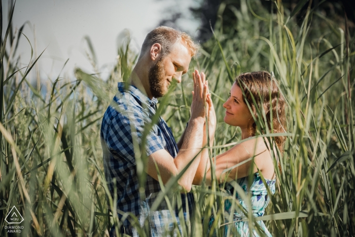 Plaża Jeziorsko, Polska | Zaręczynowy portret dwojga kochanków w zaroślach.