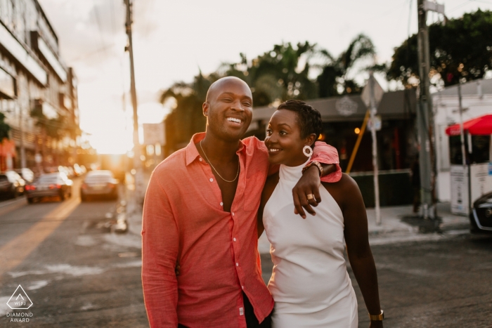 Fotografía de compromiso por la tarde - Pareja en la calle de Wynwood, Miami, FL