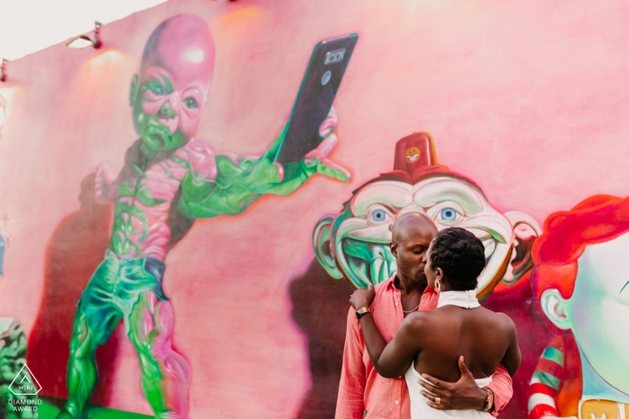 Foto: <a href="https://www.wpja.com/photos/diamond-award-top-wedding-engagement-photographer/2557392"> Lukas Guillaume - Miami, Florida Paare, die in Wynwood, Miami, FL - Verpflichtungs-Fotografie mit rosa Wandgemälde küssen