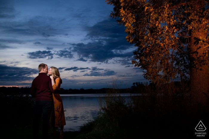 Lago das ilhas | Retratos de casal ao pôr do sol