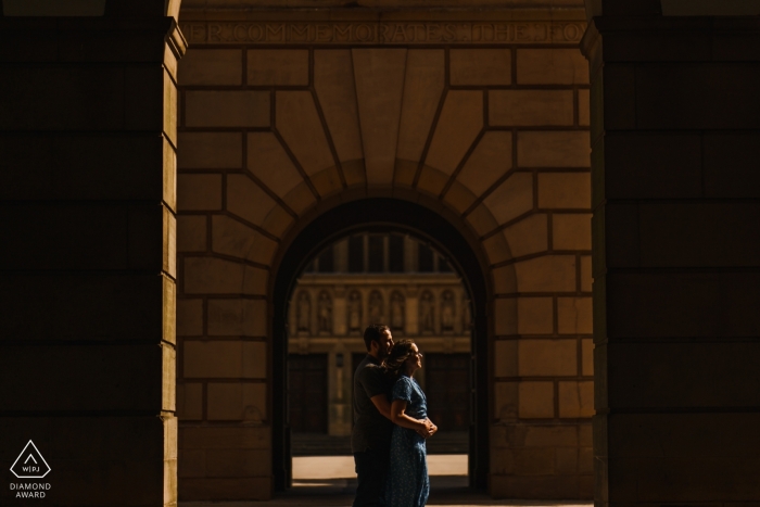 University of Birmingham, Edgbaston, Großbritannien Engagement Fotografie | Ein Paar, das in die Sonne blickt, umarmt sich an der Universität, an der sie sich kennengelernt haben.