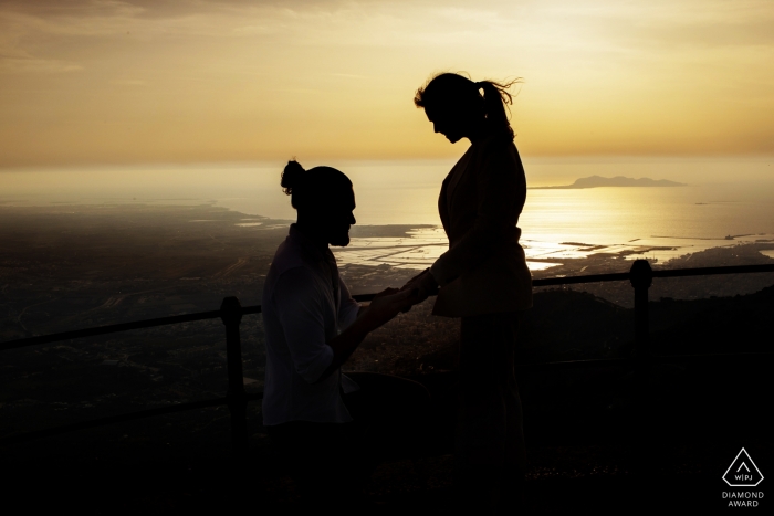 Autor zdjęcia: <a href="https://www.wpja.com/photos/diamond-award-top-wedding-engagement-photographer/2557927"> Nino Lombardo - Taormina Trapani Propozycja zaangażowania w krajobraz Trapani | Erice Mount - Włochy Para portretów o zachodzie słońca