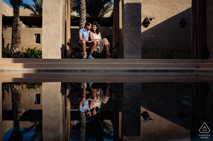 Foto von: <a href="https://www.wpja.com/photos/diamond-award-top-wedding-engagement-photographer/2557931"> Marius Arnautu - Dubai Bab Al Shams Resort, Dubai Verlobungsfoto eines Paares, das sich am Wasser entspannt