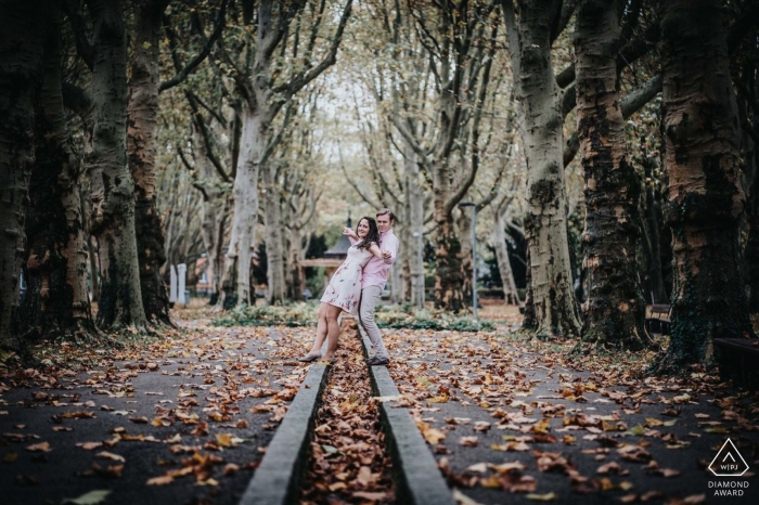 Foto von: <a href="https://www.wpja.com/photos/diamond-award-top-wedding-engagement-photographer/2558029"> Martin Hecht - Göppingen Baden-Württemberg Oberhofenanlage Göppingen Engagement Session | Fallende Blätter und hohe Bäume