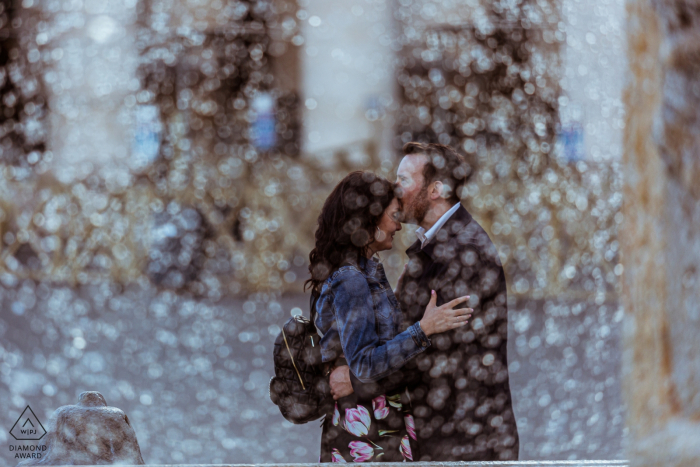 Foto von: <a href="https://www.wpja.com/photos/diamond-award-top-wedding-engagement-photographer/2558094"> Massimiliano Esposito - Orvieto Terni Stadt des Vatikans - Petersplatz. Das Paar auf dem Petersplatz vor dem Brunnen
