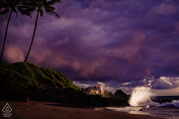 Wailea, Maui, Hawaii Sesja zaręczynowa o zachodzie słońca z falami uderzeniowymi