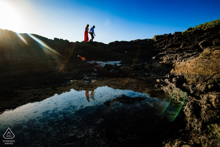 Foto von: <a href="https://www.wpja.com/photos/diamond-award-top-wedding-engagement-photographer/2558132"> Angela Nelson - Makawao Hawaii Wailea-, Maui-, Hawaii-Porträts - Schattenbildreflexionen auf den Felsen während der Verlobungsfotoaufnahme