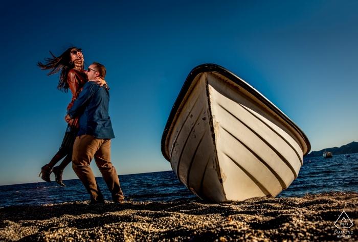 Almería – Spanien Verlobungsporträts mit der Sonne und dem Strand an einem Boot