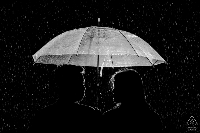 Silueta de Quanzhou bajo la lluvia - retratos de pareja durante el rodaje previo a la boda