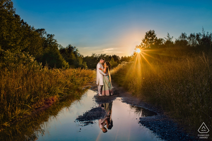 Sonnenuntergangsfotografien aus Cambridge, MD. Verlobte Paarporträts mit Sonnenuntergang und Wasserspiegelungen.