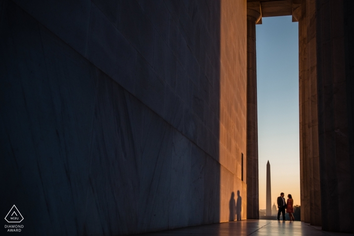 Photographie d'engagement de Lincoln Memorial Washington DC | Couple, ombres, mur