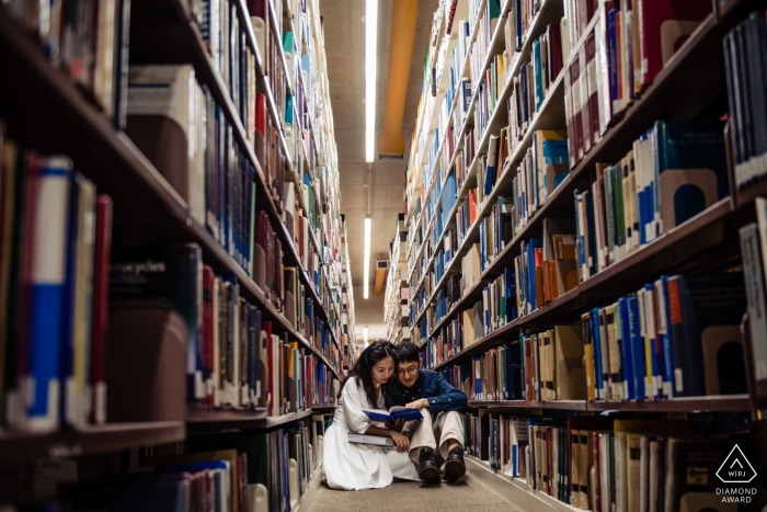 Biblioteca da Universidade St Johns em Terra Nova - Sessão de fotos de noivado com alguns livros de leitura