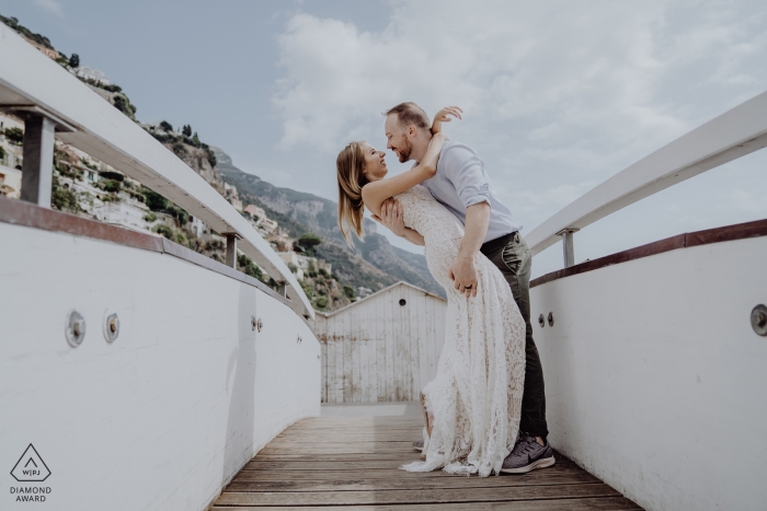 Séance de fiançailles en couple dans la petite ville de Positano - Portraits avant le mariage