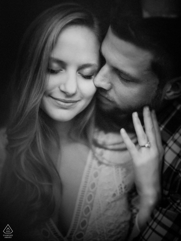 Foto di: <a href="https://www.wpja.com/photos/diamond-award-top-wedding-engagement-photographer/2559096"> Joe Payne - Raleigh North Carolina Fine di UNC Chapel Hill in bianco e nero con anello - fotografia di sessione di ritratto di coppia di fidanzati
