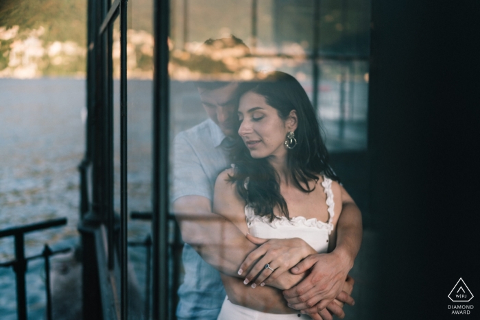 Foto de: <a href="https://www.wpja.com/photos/diamond-award-top-wedding-engagement-photographer/2559124"> Matteo Lomonte - Gioia del Colle Bari compromiso previo a la boda en el lago de Como - retratos de parejas con reflejos de vidrio