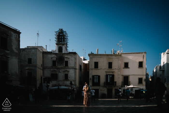 Foto di: <a href="https://www.wpja.com/photos/diamond-award-top-wedding-engagement-photographer/2559128"> Matteo Lomonte - Gioia del Colle Bari Sessione di fidanzamento pre-matrimonio in Puglia con edifici e cieli blu