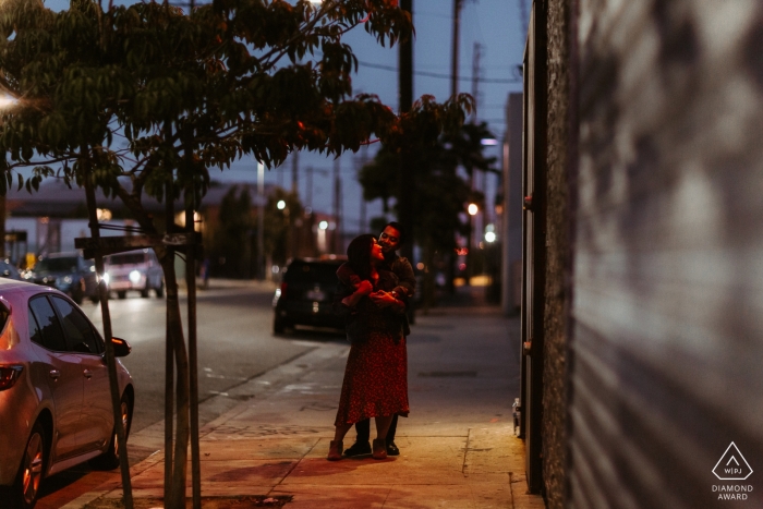 Foto von: <a href="https://www.wpja.com/photos/diamond-award-top-wedding-engagement-photographer/2559287"> Darren Hendry - Pasadena California Nachtsession in Downtown LA - Verlobungsporträts für dieses abendliebende Paar