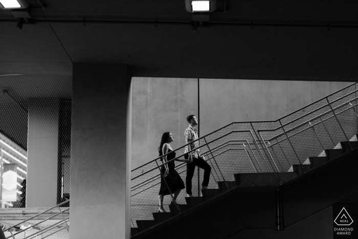 Caminhando pelo centro de LA - Sessão de retratos de concreto e escadas pré-casamento