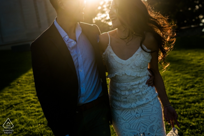 Sesión de fotos de compromiso de San Francisco con luz solar y una cálida pareja caminando