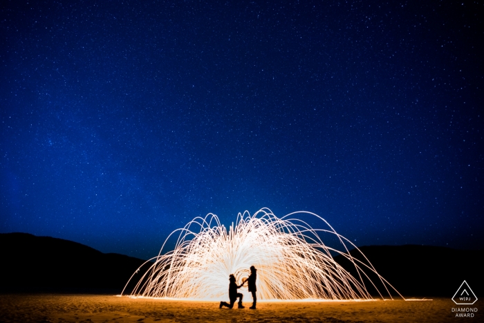 Fotografía de compromiso de China en la noche con fuegos artificiales