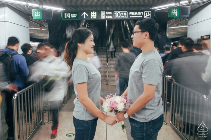 Portrait de pré-mariage Chine Beijing à la station de train / métro ... tenant un bouquet de fleurs