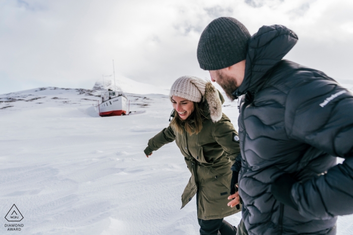 Séance de photo de fiançailles dans la neige de Beitostølen, en Norvège, avec un bateau