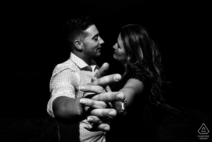 Foto: <a href="https://www.wpja.com/photos/diamond-award-top-wedding-engagement-photographer/2559953"> Miguel Onieva - Madrid Madrid Arnadelo, Ponferrada (Spanien) - Paarporträts zum Vorheiraten, nähere Hände tanzen