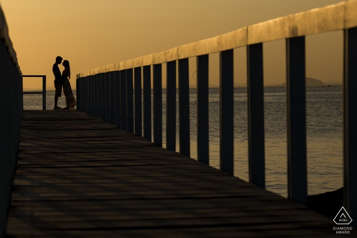 Ilha de Paquetá, Rio de Janeiro, Brasilien Paarporträtsitzung vor der Hochzeit – Sie sind füreinander geschaffen! Was für ein wunderschöner Sonnenuntergang an diesem Verlobungstag!