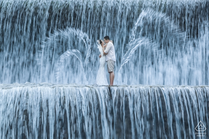 Foto: <a href="https://www.wpja.com/photos/diamond-award-top-wedding-engagement-photographer/2559979"> Vincent Mu - De Zhou Bali Prewedding Portrait Session mit einem Paar - Liebe im Wasserfall