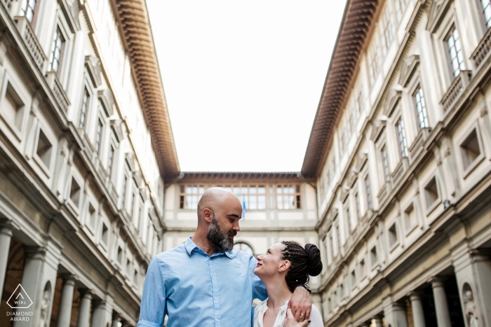 Florencia, Italia sesión de retratos de compromiso con una pareja usando el trasfondo histórico